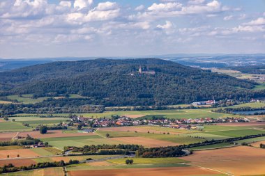 Bad Staffelstein - Bavyera - Almanya yakınlarındaki Yukarı Franconian kırsalında yaz yürüyüşü
