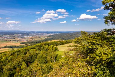 Bad Staffelstein - Bavyera - Almanya yakınlarındaki Yukarı Franconian kırsalında yaz yürüyüşü