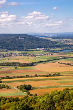 Bad Staffelstein - Bavyera - Almanya yakınlarındaki Yukarı Franconian kırsalında yaz yürüyüşü