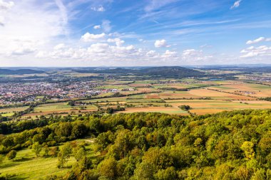 Bad Staffelstein - Bavyera - Almanya yakınlarındaki Yukarı Franconian kırsalında yaz yürüyüşü