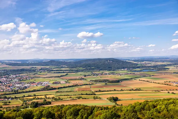 Bad Staffelstein - Bavyera - Almanya yakınlarındaki Yukarı Franconian kırsalında yaz yürüyüşü