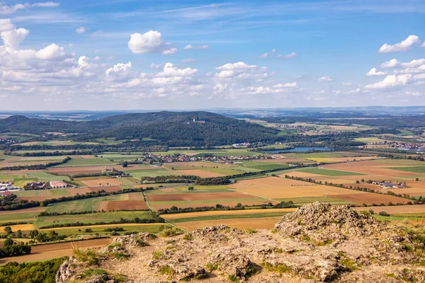 Bad Staffelstein - Bavyera - Almanya yakınlarındaki Yukarı Franconian kırsalında yaz yürüyüşü