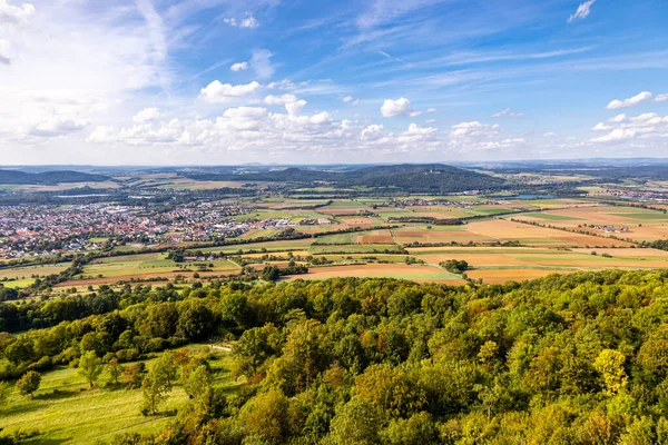 Bad Staffelstein - Bavyera - Almanya yakınlarındaki Yukarı Franconian kırsalında yaz yürüyüşü