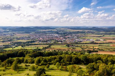 Bad Staffelstein - Bavyera - Almanya yakınlarındaki Yukarı Franconian kırsalında yaz yürüyüşü