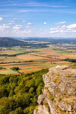 Bad Staffelstein - Bavyera - Almanya yakınlarındaki Yukarı Franconian kırsalında yaz yürüyüşü