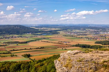 Bad Staffelstein - Bavyera - Almanya yakınlarındaki Yukarı Franconian kırsalında yaz yürüyüşü
