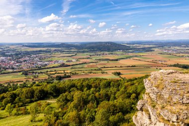 Bad Staffelstein - Bavyera - Almanya yakınlarındaki Yukarı Franconian kırsalında yaz yürüyüşü