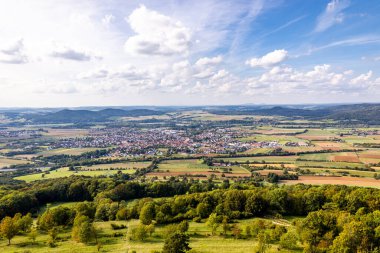 Bad Staffelstein - Bavyera - Almanya yakınlarındaki Yukarı Franconian kırsalında yaz yürüyüşü