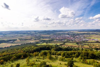 Bad Staffelstein - Bavyera - Almanya yakınlarındaki Yukarı Franconian kırsalında yaz yürüyüşü