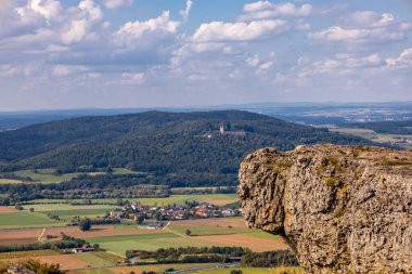 Bad Staffelstein - Bavyera - Almanya yakınlarındaki Yukarı Franconian kırsalında yaz yürüyüşü