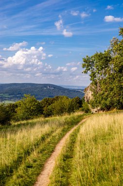 Bad Staffelstein - Bavyera - Almanya yakınlarındaki Yukarı Franconian kırsalında yaz yürüyüşü