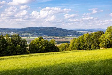Bad Staffelstein - Bavyera - Almanya yakınlarındaki Yukarı Franconian kırsalında yaz yürüyüşü