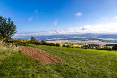 Thüringen 'in güneyinde Meiningen yakınlarındaki Hohe Geba civarında güzel bir yürüyüş.