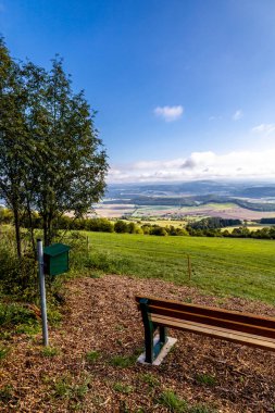 Thüringen 'in güneyinde Meiningen yakınlarındaki Hohe Geba civarında güzel bir yürüyüş.