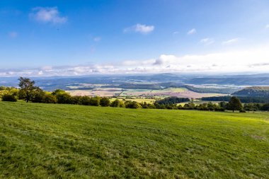 Thüringen 'in güneyinde Meiningen yakınlarındaki Hohe Geba civarında güzel bir yürüyüş.