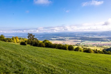 Thüringen 'in güneyinde Meiningen yakınlarındaki Hohe Geba civarında güzel bir yürüyüş.