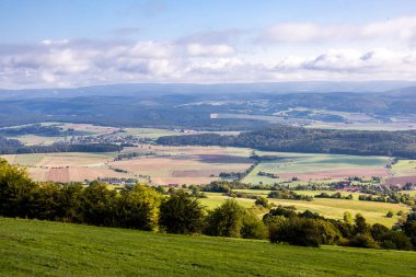 Thüringen 'in güneyinde Meiningen yakınlarındaki Hohe Geba civarında güzel bir yürüyüş.