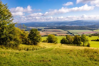 Thüringen 'in güneyinde Meiningen yakınlarındaki Hohe Geba civarında güzel bir yürüyüş.