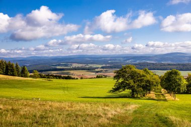 Thüringen 'in güneyinde Meiningen yakınlarındaki Hohe Geba civarında güzel bir yürüyüş.