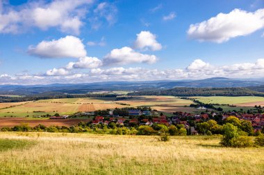 Thüringen 'in güneyinde Meiningen yakınlarındaki Hohe Geba civarında güzel bir yürüyüş.