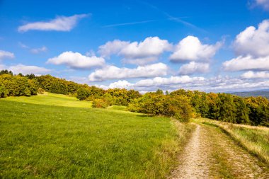 Thüringen 'in güneyinde Meiningen yakınlarındaki Hohe Geba civarında güzel bir yürüyüş.