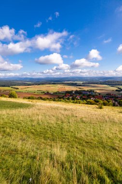 Thüringen 'in güneyinde Meiningen yakınlarındaki Hohe Geba civarında güzel bir yürüyüş.