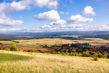 Thüringen 'in güneyinde Meiningen yakınlarındaki Hohe Geba civarında güzel bir yürüyüş.