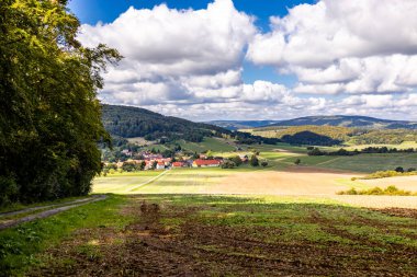 Thüringen 'in güneyinde Meiningen yakınlarındaki Hohe Geba civarında güzel bir yürüyüş.