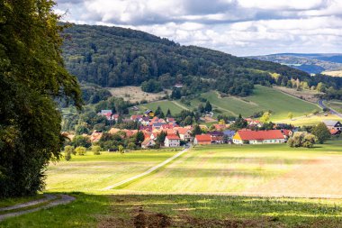 Thüringen 'in güneyinde Meiningen yakınlarındaki Hohe Geba civarında güzel bir yürüyüş.
