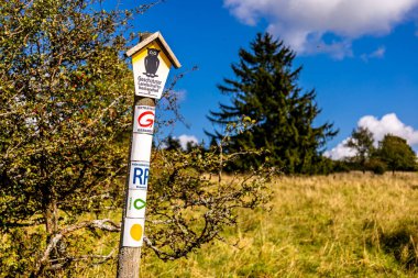 Thüringen 'in güneyinde Meiningen yakınlarındaki Hohe Geba civarında güzel bir yürüyüş.