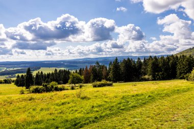 Thüringen 'in güneyinde Meiningen yakınlarındaki Hohe Geba civarında güzel bir yürüyüş.