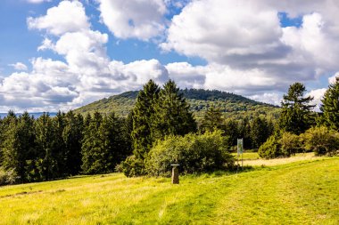 Thüringen 'in güneyinde Meiningen yakınlarındaki Hohe Geba civarında güzel bir yürüyüş.