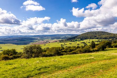 Thüringen 'in güneyinde Meiningen yakınlarındaki Hohe Geba civarında güzel bir yürüyüş.