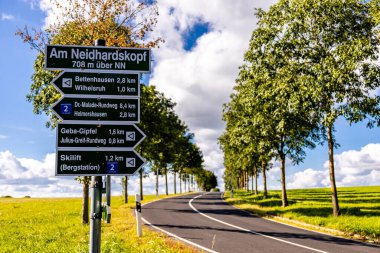 Thüringen 'in güneyinde Meiningen yakınlarındaki Hohe Geba civarında güzel bir yürüyüş.