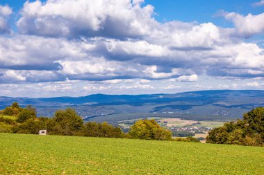 Thüringen 'in güneyinde Meiningen yakınlarındaki Hohe Geba civarında güzel bir yürüyüş.