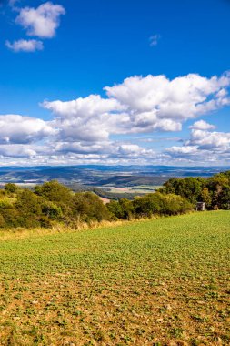 Thüringen 'in güneyinde Meiningen yakınlarındaki Hohe Geba civarında güzel bir yürüyüş.