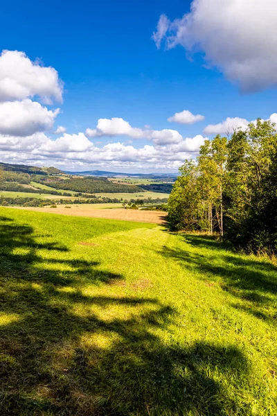 Thüringen 'in güneyinde Meiningen yakınlarındaki Hohe Geba civarında güzel bir yürüyüş.