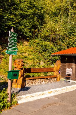 Thüringen Ormanı 'nda Zella-Mehlis ve Oberhof arasında Sternengrund' da güzel bir sonbahar yürüyüşü.
