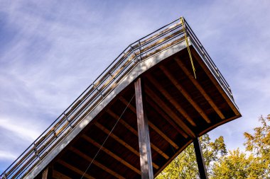 Thüringen Ormanı 'nda Zella-Mehlis ve Oberhof arasında Sternengrund' da güzel bir sonbahar yürüyüşü.