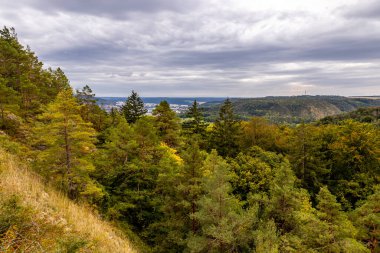 Jena - Thüringen yakınlarındaki Saale-Horizontale boyunca güzel bir sonbahar yürüyüşü.