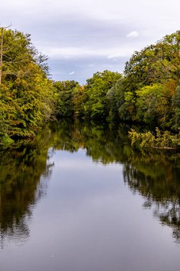 Jena - Thüringen yakınlarındaki Saale-Horizontale boyunca güzel bir sonbahar yürüyüşü.