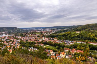 Jena - Thüringen yakınlarındaki Saale-Horizontale boyunca güzel bir sonbahar yürüyüşü.