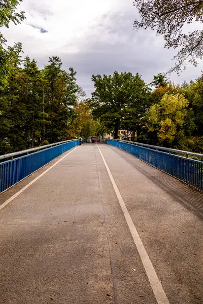 Jena - Thüringen yakınlarındaki Saale-Horizontale boyunca güzel bir sonbahar yürüyüşü.