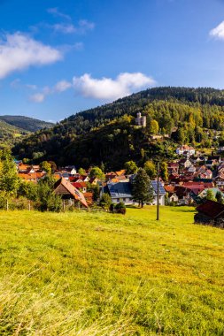 Thüringen Ormanı 'nda Oberhof ve Suhl üzerinden Almanya üzerinden sonbahar bisiklet turu