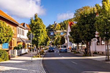 Thüringen Ormanı 'nda Oberhof ve Suhl üzerinden Almanya üzerinden sonbahar bisiklet turu