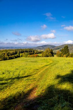 Thüringen Ormanı 'nda Oberhof ve Suhl üzerinden Almanya üzerinden sonbahar bisiklet turu
