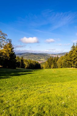 Thüringen Ormanı 'nda Oberhof ve Suhl üzerinden Almanya üzerinden sonbahar bisiklet turu