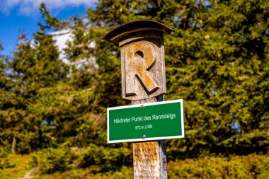 Thüringen Ormanı 'nda Oberhof ve Suhl üzerinden Almanya üzerinden sonbahar bisiklet turu
