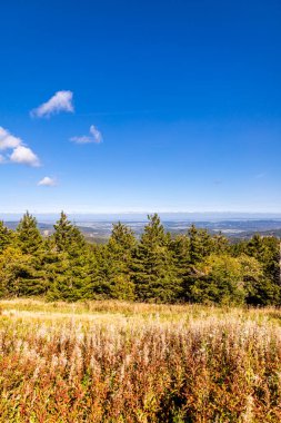 Thüringen Ormanı 'nda Oberhof ve Suhl üzerinden Almanya üzerinden sonbahar bisiklet turu