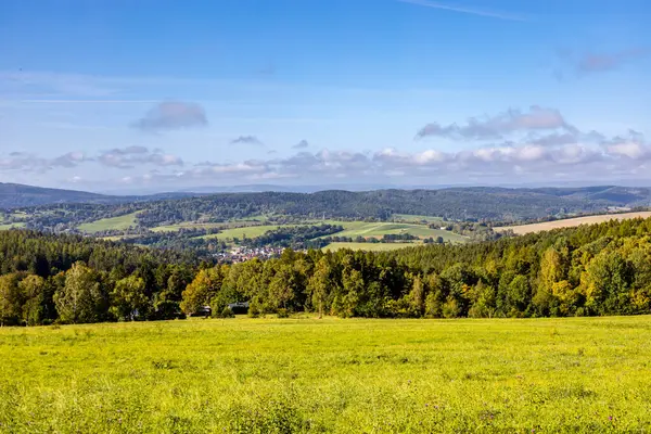 Thüringen Ormanı 'nda Oberhof ve Suhl üzerinden Almanya üzerinden sonbahar bisiklet turu